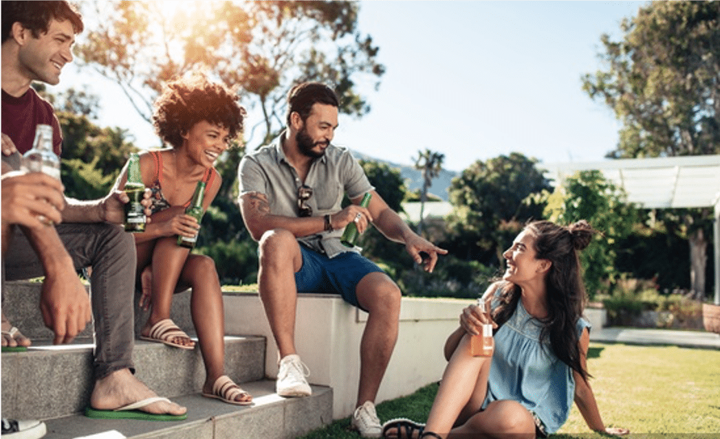 Personas disfrutando de una experiencia de coliving